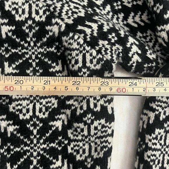 L.L.Bean Women's 1X Merino Wool Nordic Cardigan Sweater Black White Red - Picture 6 of 7